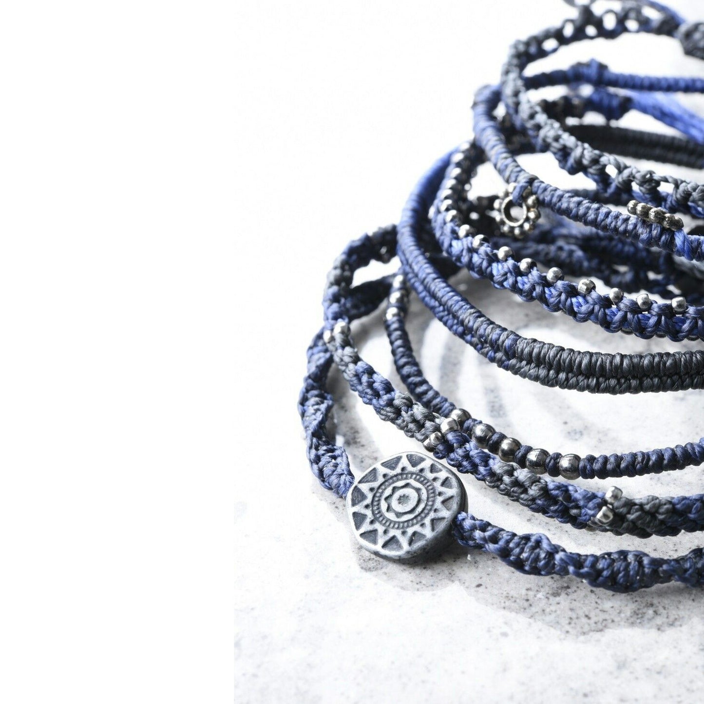 [wakami] ワカミ ブレスレット ７ストランド  ネイビー ＜ Earth Bracelet 7 Strands Navy 男女兼用 ユニセックス フェアトレード 手作り グァテマラ産 ＞【メール便送料無料】