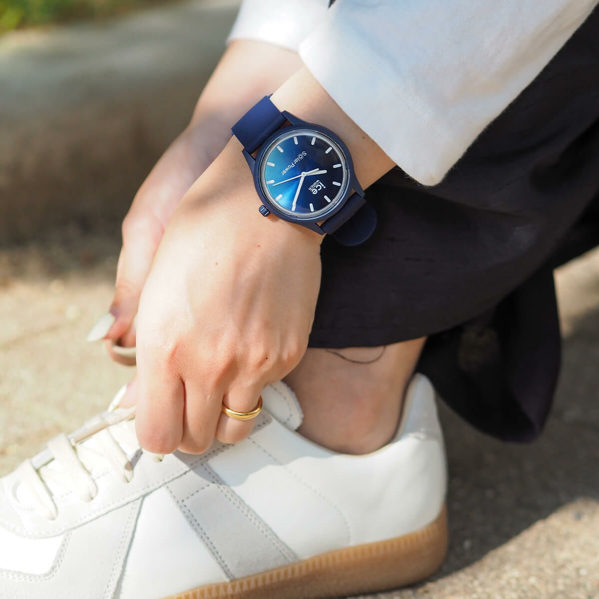 [ICE-WATCH] アイスウォッチ 腕時計 ICE solar power アイスソーラーパワー ブルーサンセット ミディアム 020604 ＜ レディース メンズ 男女兼用 ユニセックス グラデーション ネイビー 青 太陽電池 ＞