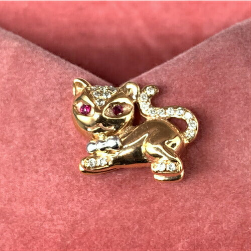ピンバッチ キャット ＜ゴールド ルビー ダイヤ アクセサリー ブローチ ジュエリー＞